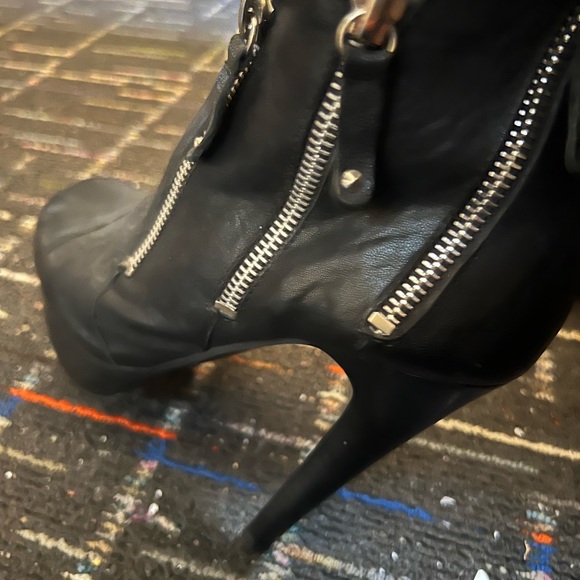 N.Y.L.A BLACK PEEP TOE LEATHER BOOTIES SIZE 8 - Picture 2 of 6